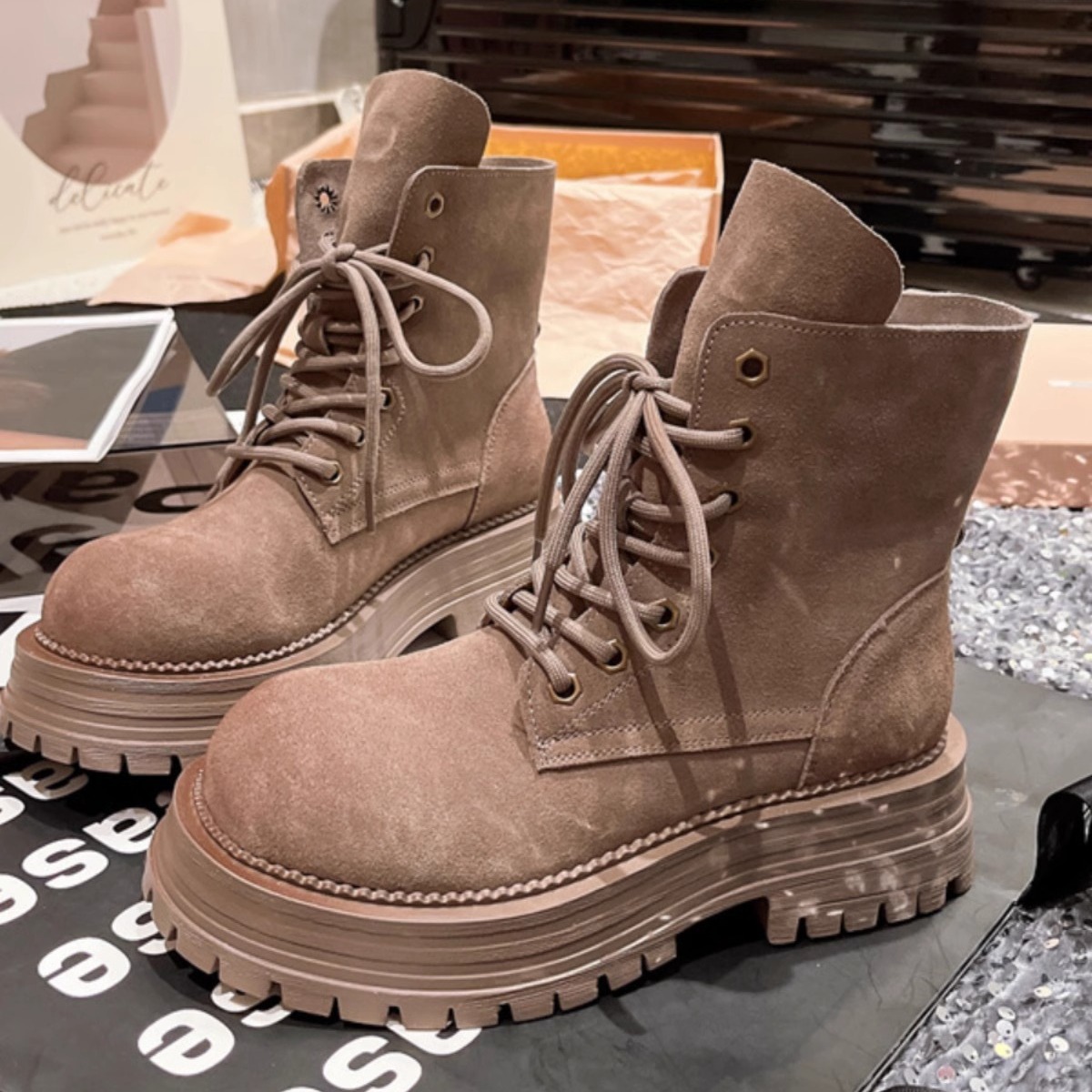 Mattes Leder, Schnürstiefeletten mit Buchstaben-Klappkragen, große gelbe dicke Sohle, zwei auf Schwamm, Motorradstiefel für Damen_voghion.com