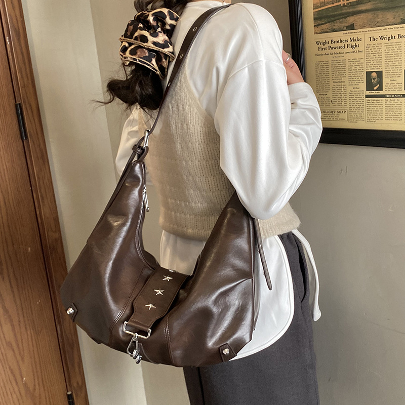 Bolsas de bolsillo transfronterizas para mujeres otoño-invierno 2025 nuevo ocio versátil bolsas de hombro de brazo de gran capacidad retro mochila