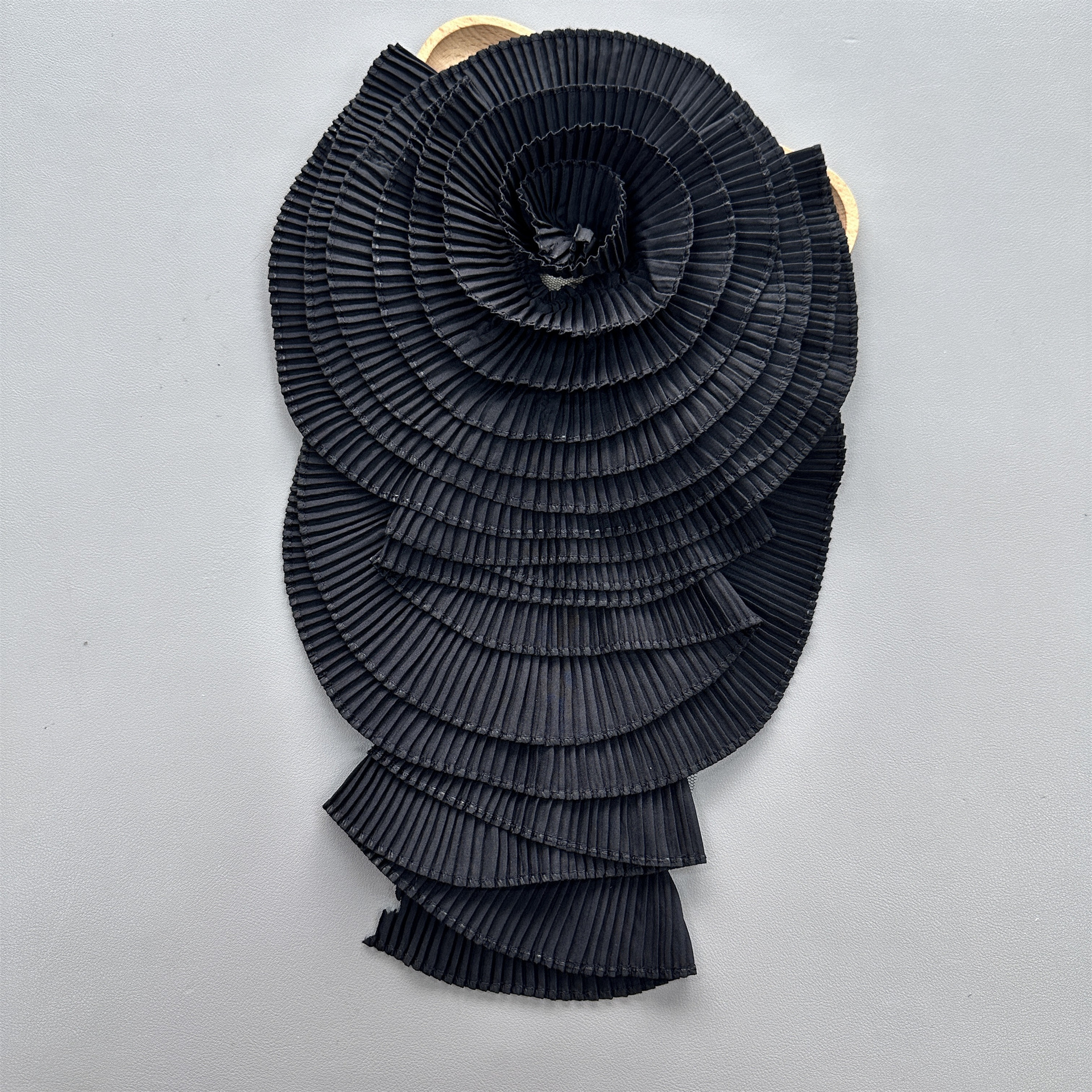 Nuevos adornos de flores grandes plisadas blancas para ropa y vestidos transfronterizos, parches de reparación DIY, accesorios de tela, venta directa de fábrica.