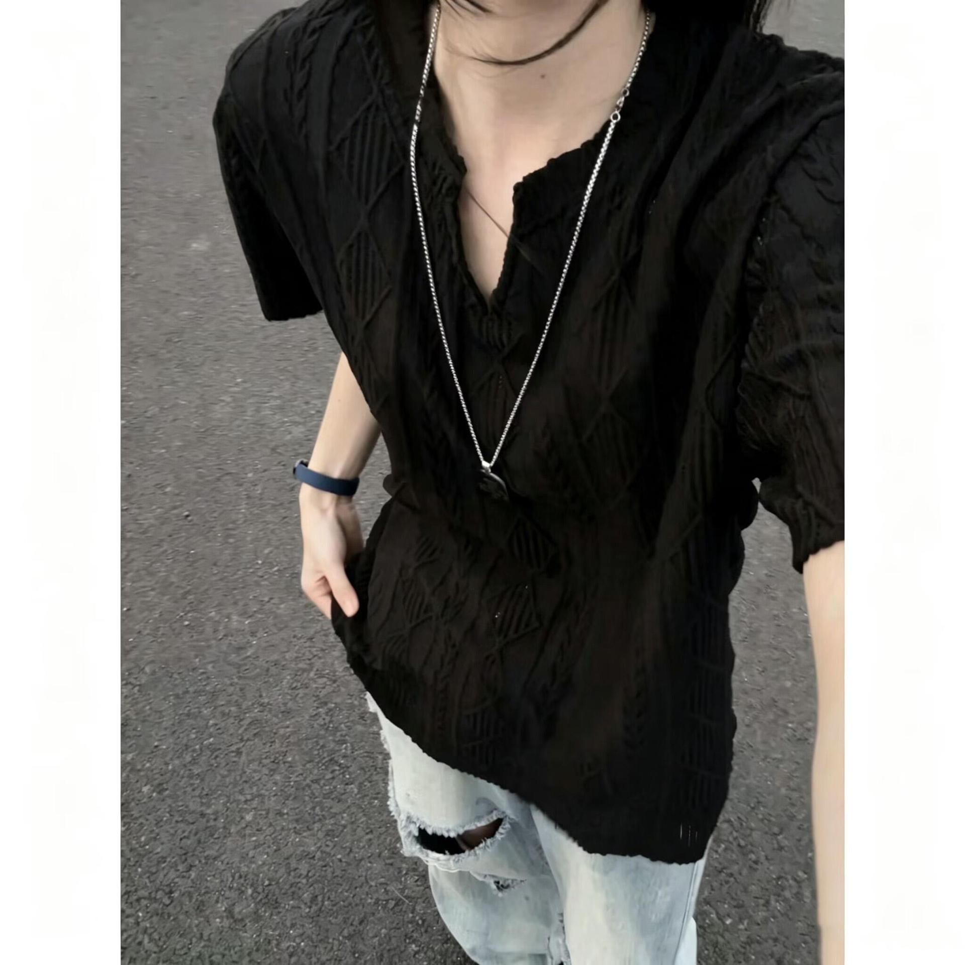 Summer lightweight hollow-out textured V-neck short-sleeve men's T-shirt, pure desire style, cool and stylish, with a loose and breathable drape