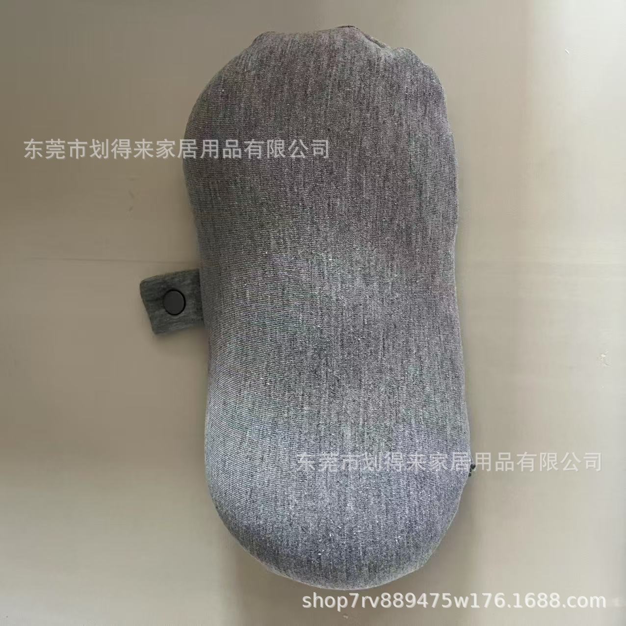 밝은 회색 작은 베개