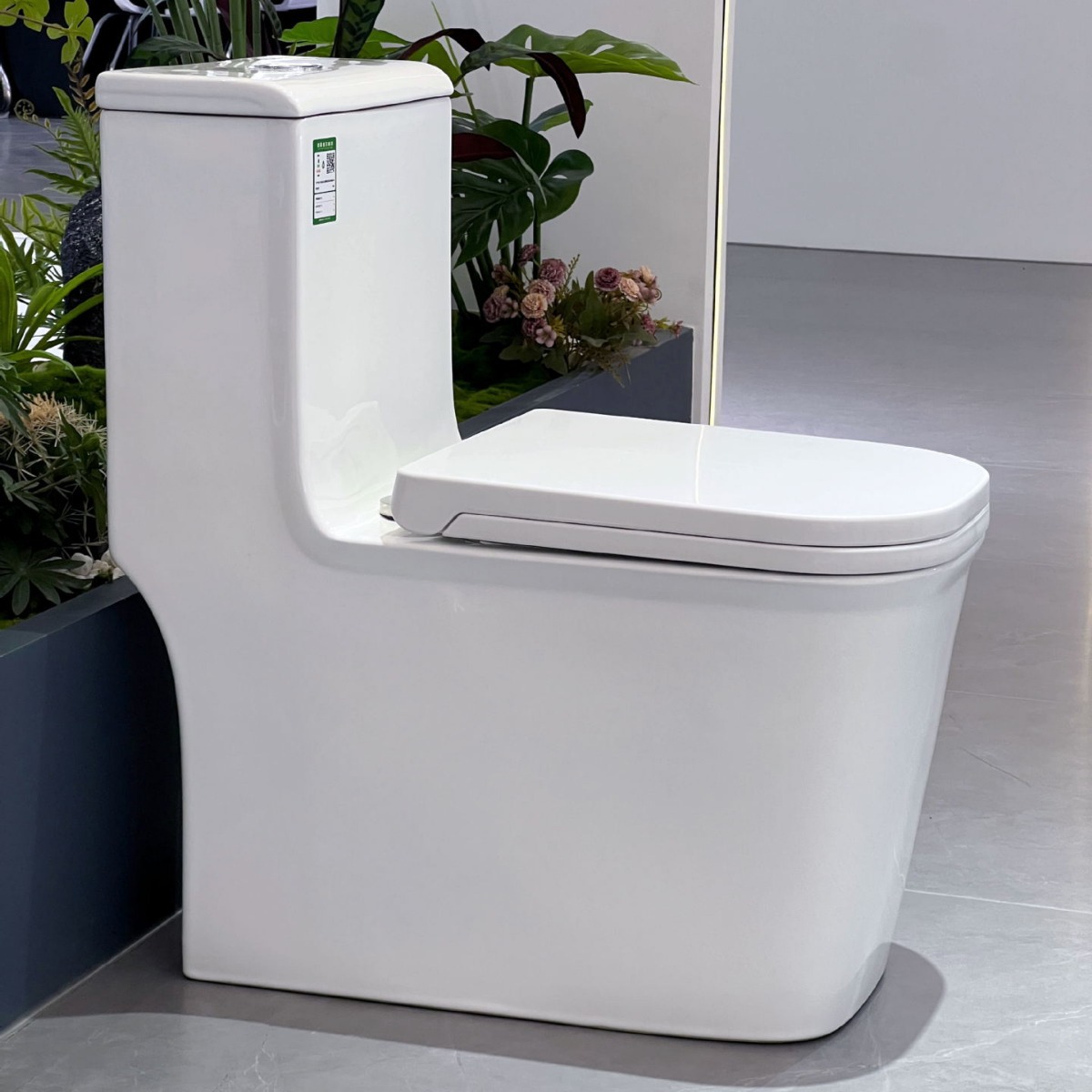 Cuadrado bombeo doméstico unido inodoro cerámico ahorro de agua silencioso unido superciclón tipo inodoro antiolor fabricante