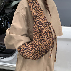 轻便百搭小众豹纹包包女2025新款通勤单肩腋下包休闲松弛感牛角包