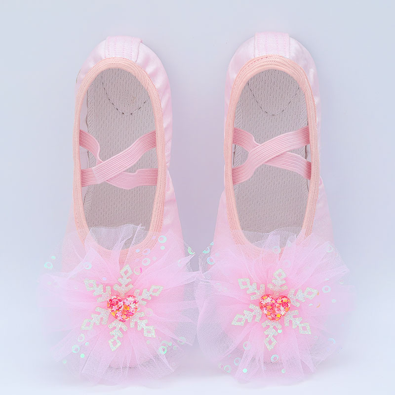 子供のダンスの靴の女の子の柔らかい底は練習してダンスをします。|undefined