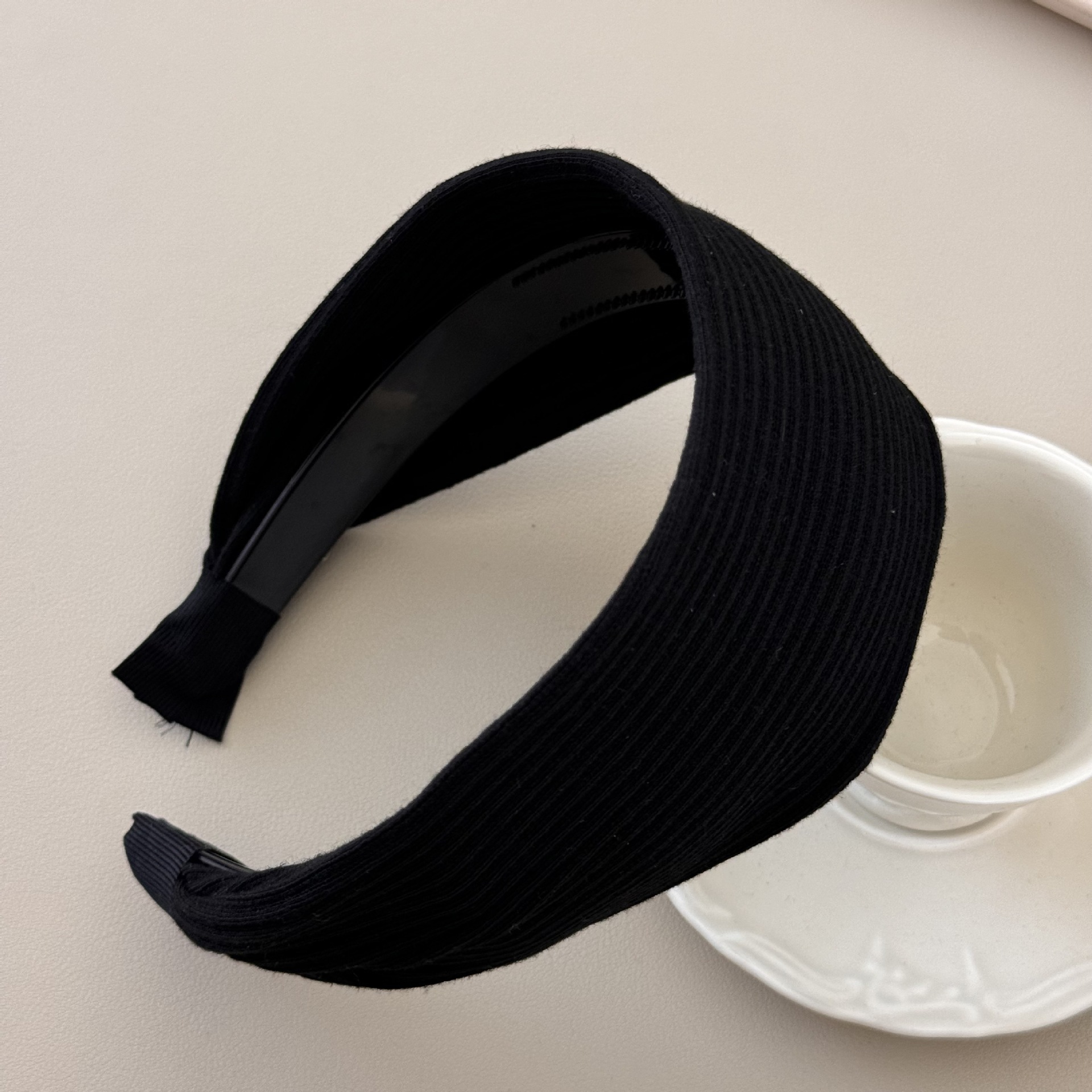 レトロなニットの穴を広げて、髪を遮ります。