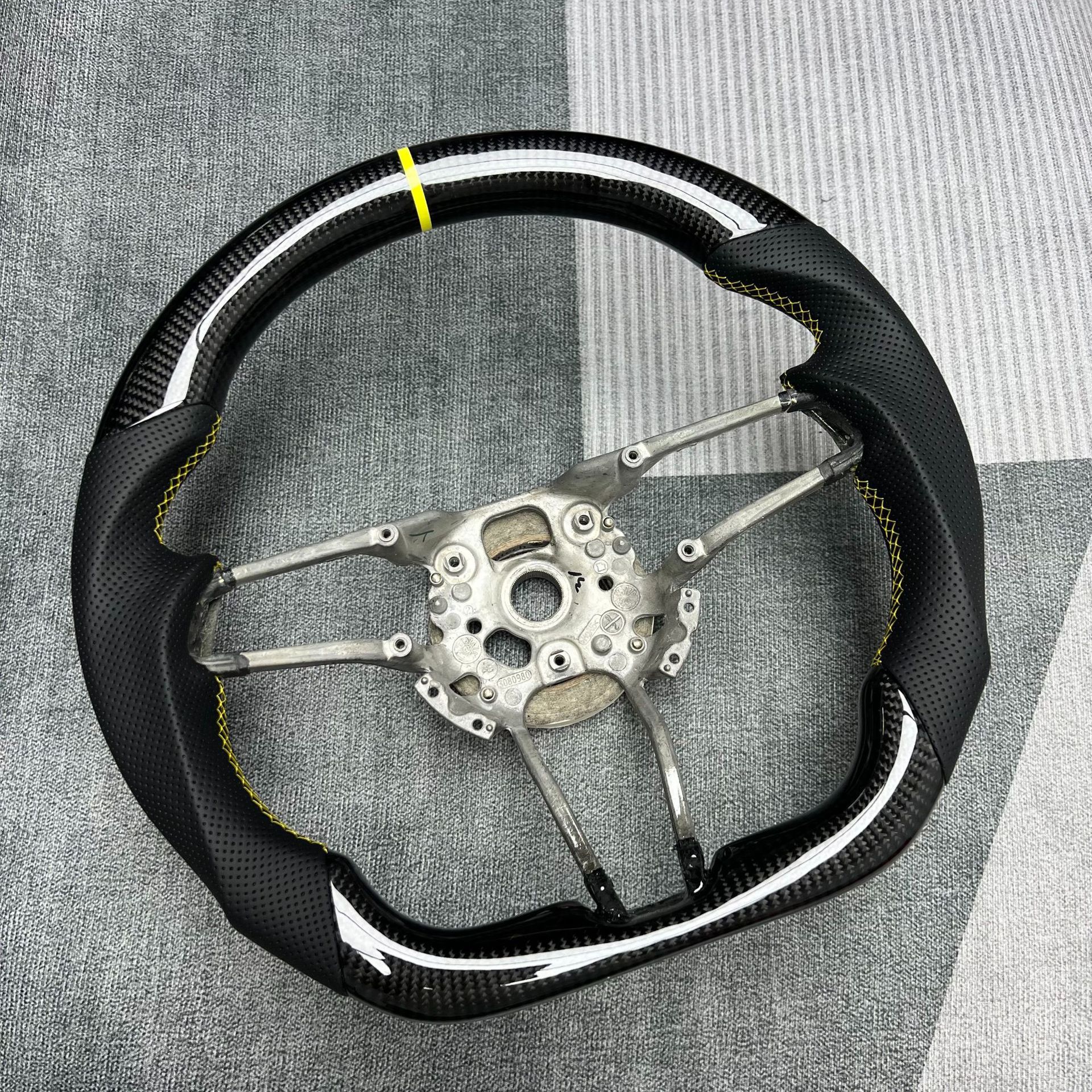 Carbon Fiber Steering Wheel Customization Suitable for Porsche Macan Cayenne Panamera Steering Wheel Processing