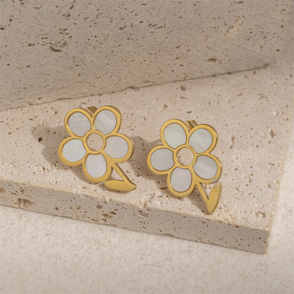 Taena Pendientes de acero inoxidable europeos y americanos Pendientes de concha de flores de lujo ligero, temperamento, joyería de oreja de concha de todo fósforo de nicho para mujer