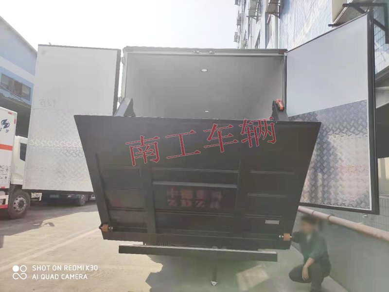 2吨内置汽车尾板,铝质箱体尾板订制
