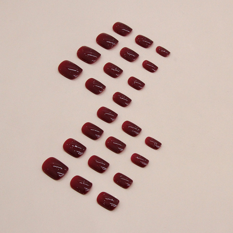 Kurze klassische funkelnde Nagelschönheit für das neue Jahr mit weißen künstlichen Nägeln, tagsüber rote Nägel_voghion.com