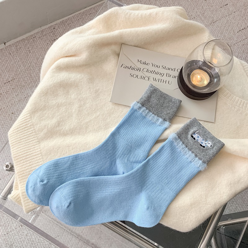 Calcetines de invierno con diseño de perro salchicha, combinación de colores, cálidos y con borde de felpa.