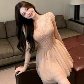 轻纱曼舞蕾丝拼接V领网纱超仙短裙温柔甜美粉色收腰修身连衣裙女