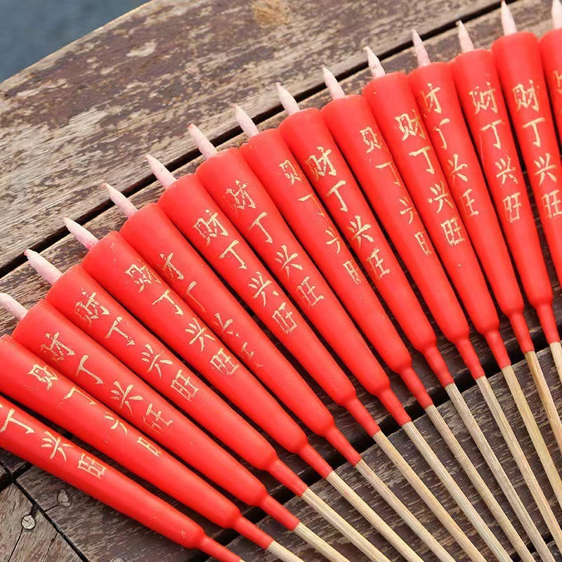 Velas de pies rojos de Chaoshan ofrecen velas de palo de bambú de Buda en el Festival de Qingming para ofrecer a Bodhisattva