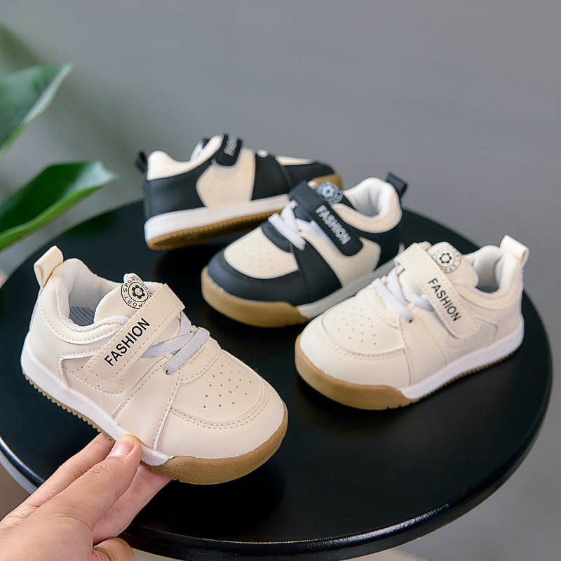 Zapatos infantiles para bebés de primavera y otoño nuevos zapatos infantiles, zapatos deportivos casuales para niños antideslizantes, zapatos suaves al por mayor