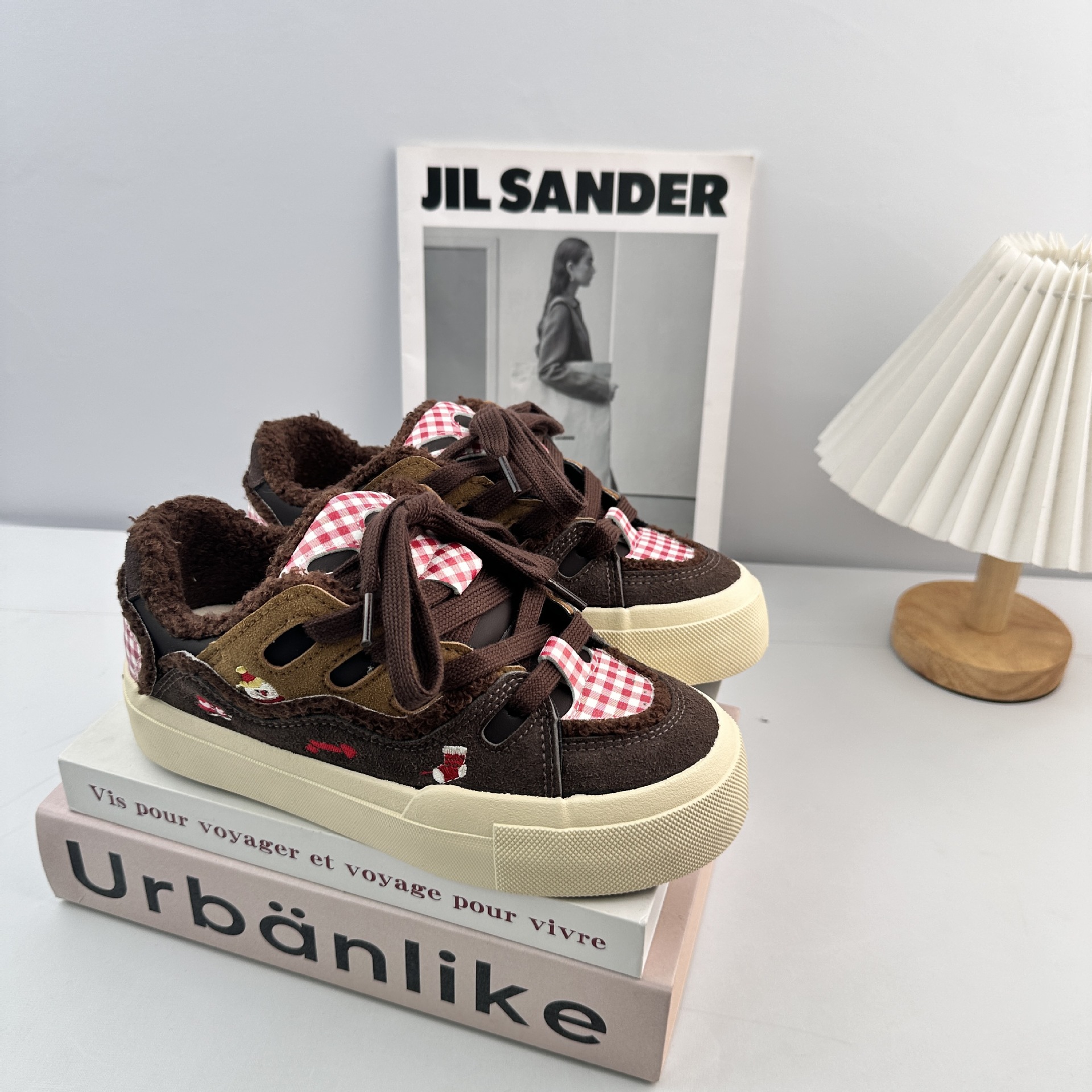 Yuanbo coreano zapatos de skate casuales para mujeres 2025 invierno nuevo estilo de terciopelo universal zapatos deportivos chique zapatos blancos