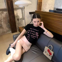 アルファベットのプリントの蝶結びの丸首の半袖の肩のtシャツの女性の夏の修身のギャルの臍の短い黒色の上着