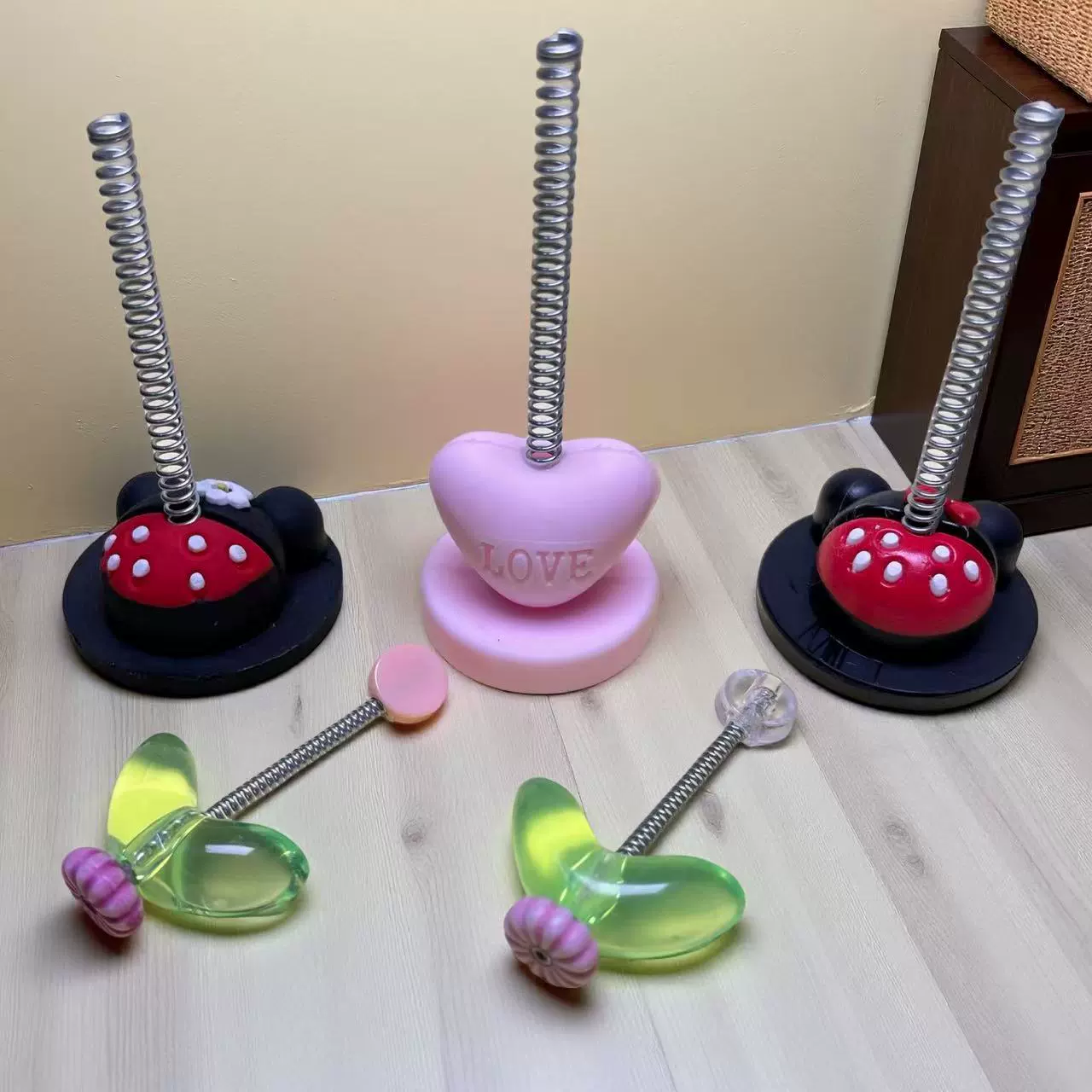 Маленькая трава основание Маленькая трава листья украшают основание автомобиля украшают основание офисное основание украшение основание смолы