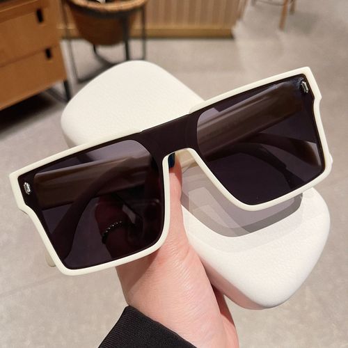 Suitable for male drivers with myopia, this pair of sunglasses features a combination of mirror and dark lenses, providing summer sun protection and polarized lenses for a premium look.