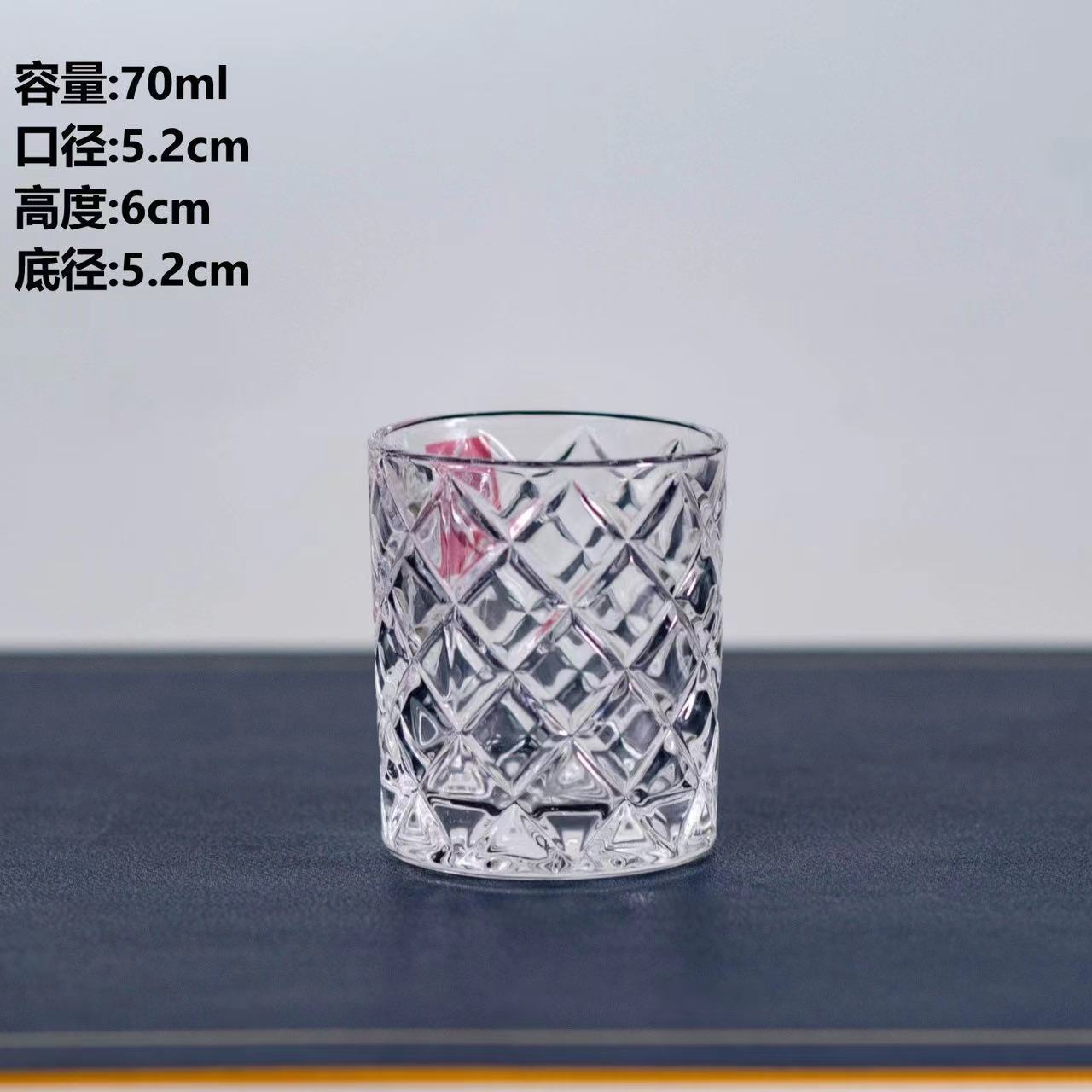 Vaso de vino grabado con patrón de diamante Vaso de vidrio Vaso de vino Vaso de sake Vaso de vino blanco Vaso de un bocado Vaso de vino pequeño 70ml al por mayor