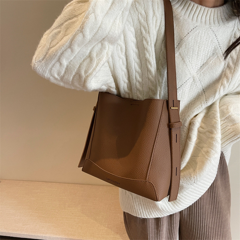 Bolso de gran capacidad para las axilas de cercanías 2023 otoño e invierno nuevo bolso de mujer de moda bolso de hombro de todo fósforo bolso de cubo de moda Retro