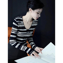 时尚高级感绝美条纹v领长袖T恤女秋季新款今年流行休闲风洋气小衫