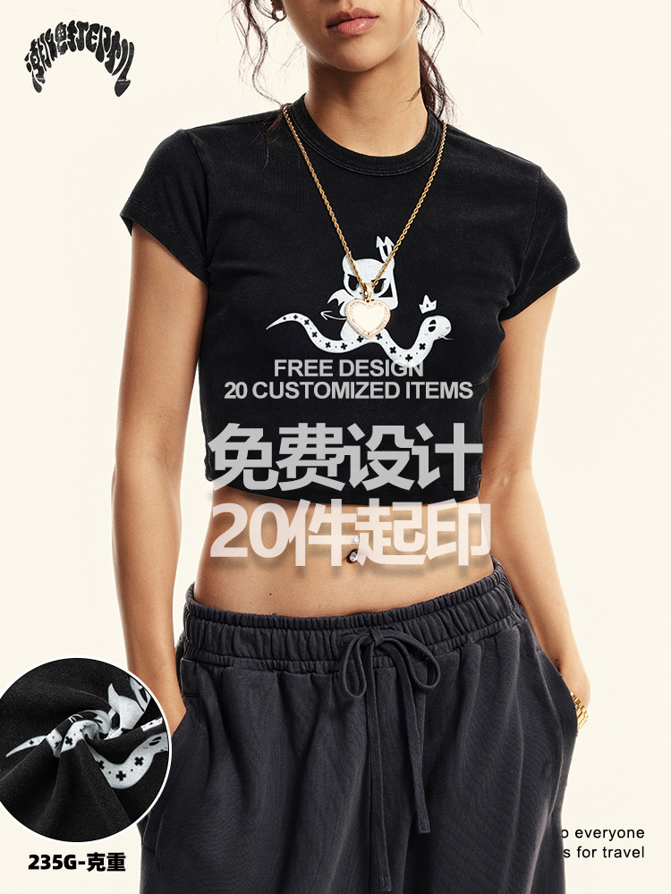 2025 verano marcas de moda europeas y estadounidenses año de la serpiente impresión de tinta blanca cuello redondo delgado camiseta de manga corta de moda chica caliente chaqueta corta