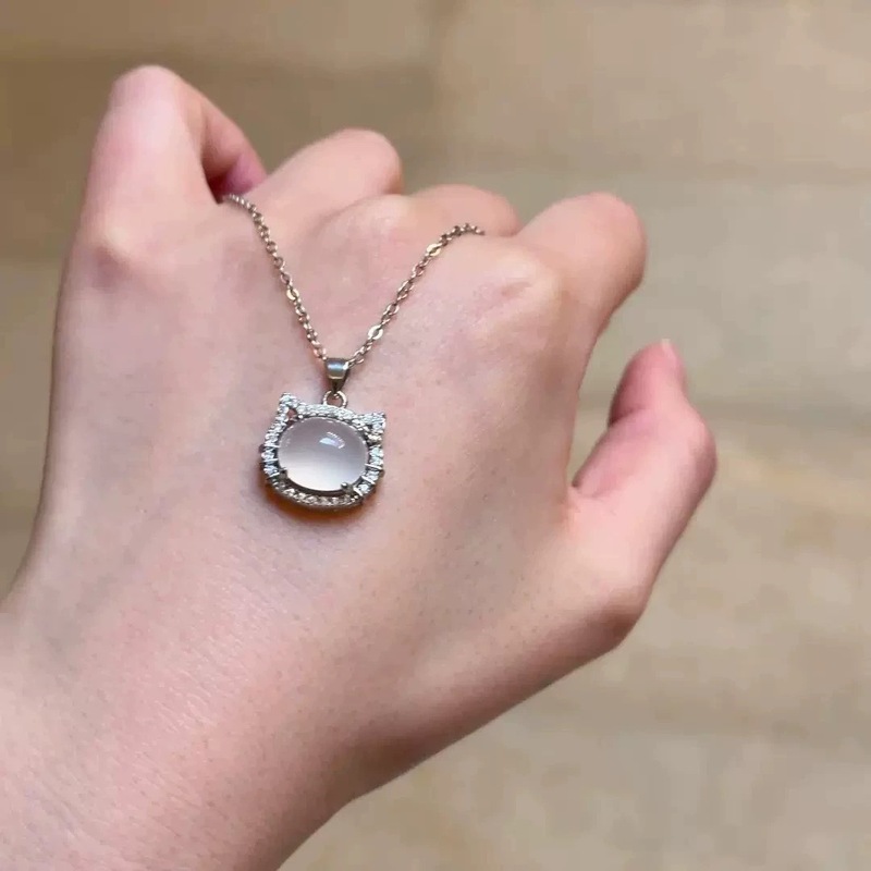 s925 スターリングシルバー猫ホワイトカルセドニーネックレス女性のための小さな赤い本と同じスタイル多用途鎖骨チェーンハイエンドペンダントガールフレンドのため|undefined
