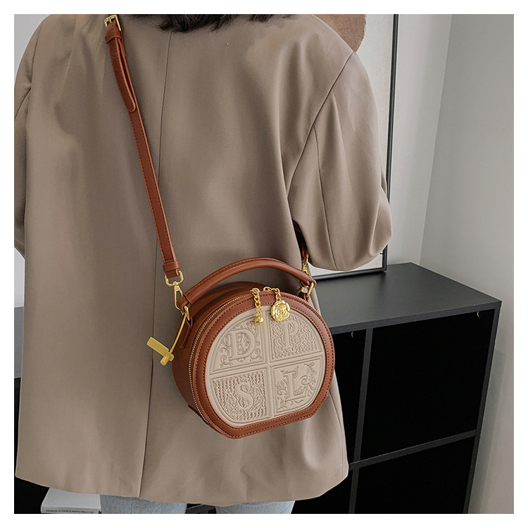2023 Autumn New Live Broadcast Good Large Capacity Women's Single Shoulder Crossbody Bag Letter Retro Wide Shoulder Strap Bag for Women_voghion.com
