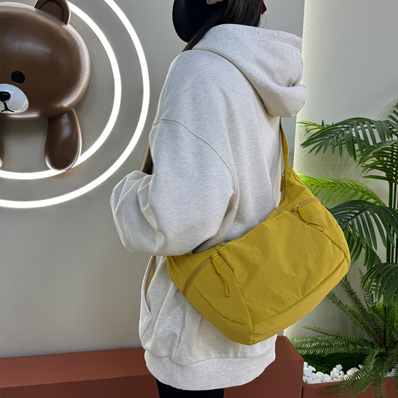 Sac à bandoulière à une épaule Nouveau sac en corne à la mode, gros sac de boulettes de grande capacité, sac de poche décontracté et léger pour femmes en gros