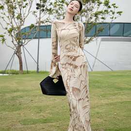 皱斜裁印花连衣裙女2026早春新款时尚喇叭袖修身包臀长裙