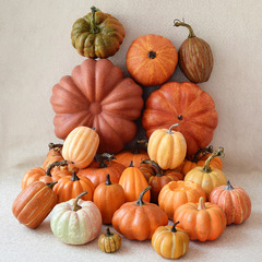 かぼちゃの模型の泡の装飾のハロウィンの置物の撮影の道具の偽の野菜の果物の秋の果実の配置をシミュレーションします。