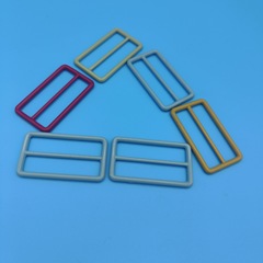 メーカーはカバンの金属部品を供給しています。
