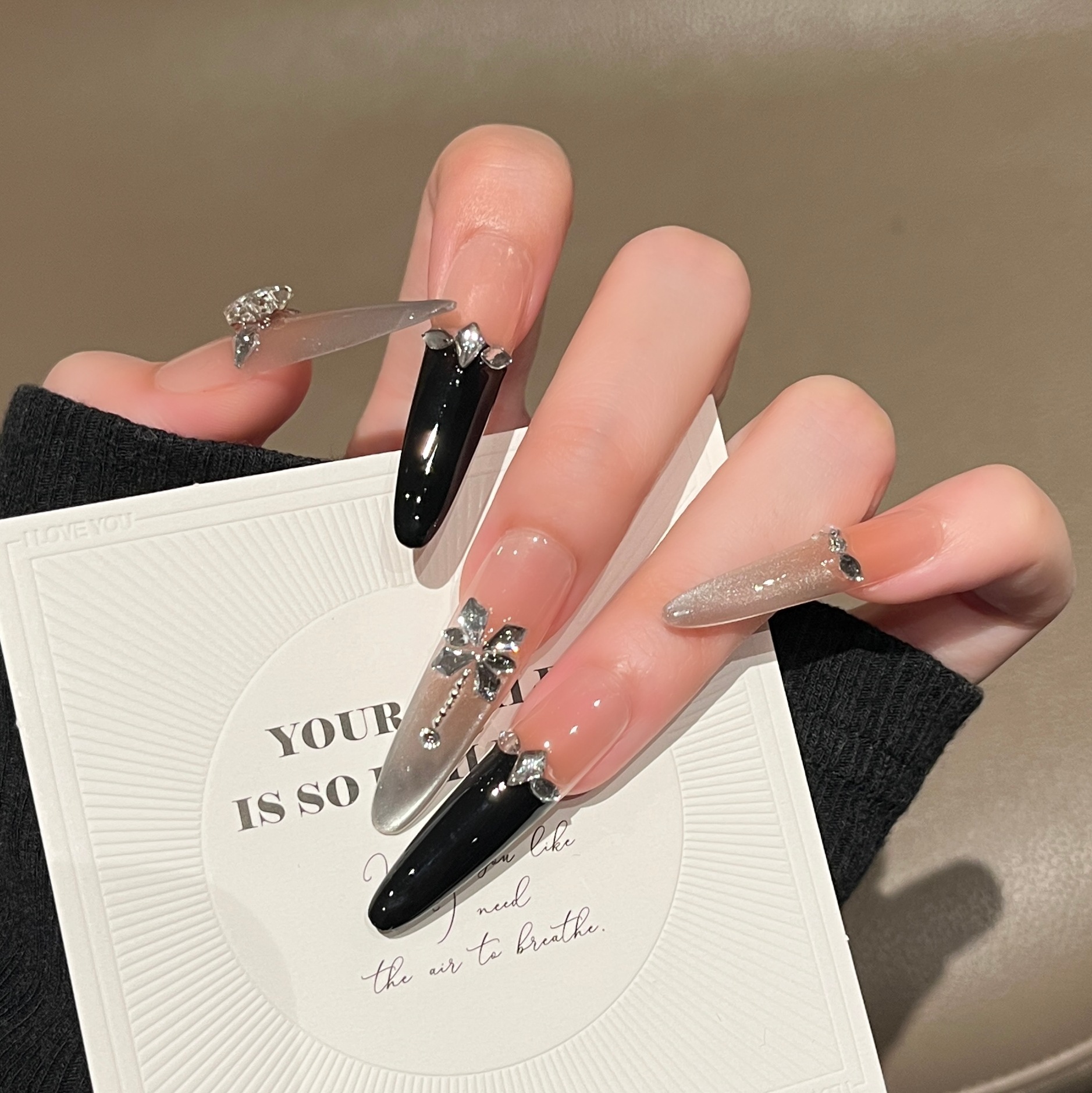 Uña hecha a mano de alta sensación de manicure oscura dulce y brillante brillante parche de uñas falsas productos terminados desmontables