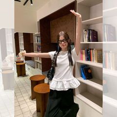デザインされた白いスプライシング右肩半袖Tシャツ、女性用夏の新しいスリムフィットでシックなレースの純粋な欲望のトップ