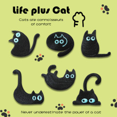 かわいい青い目の黒猫刺繍布を貼り付けて手帳を貼り付けます。