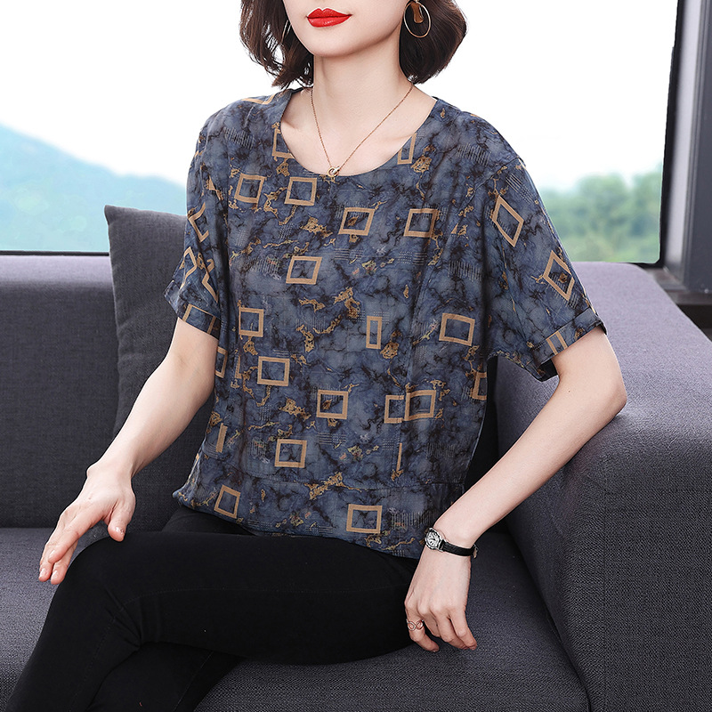 Shiffon summer retro T-shirt with a round collar for leisure