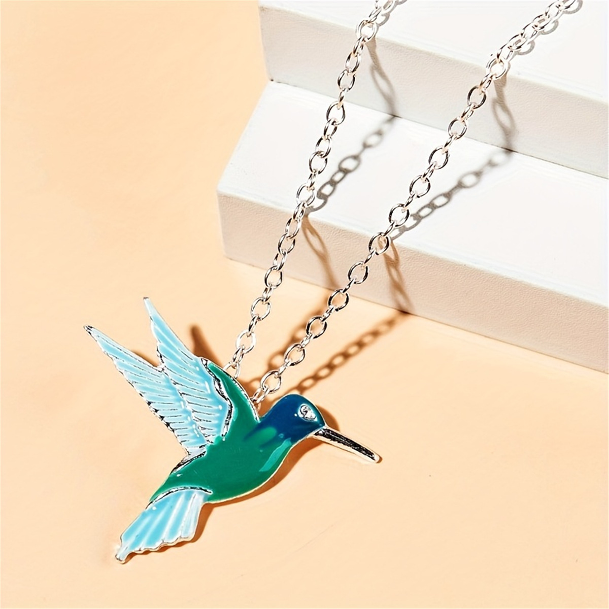 Collar con colgante de colibrí en plata joya de animales_voghion.com