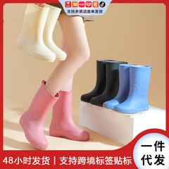 2025 クロスボーダーカジュアル耐摩耗性洗車ショートチューブレインブーツ女性のための PVC 防水滑り止めプラスベルベットレインブーツ女性のファッションレインブーツ