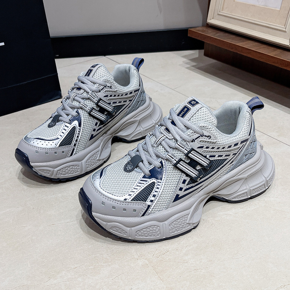 Breathable mesh lightweight sneakers platform for leisure
