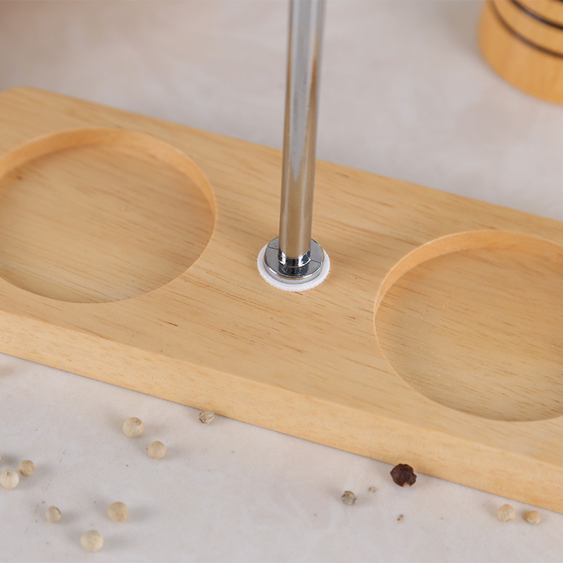 現物の軽い贅沢な研磨器の木製の台のゴムの木の胡椒の支えは手の取っ手の木の台の底のクッションの部品を持ちます。