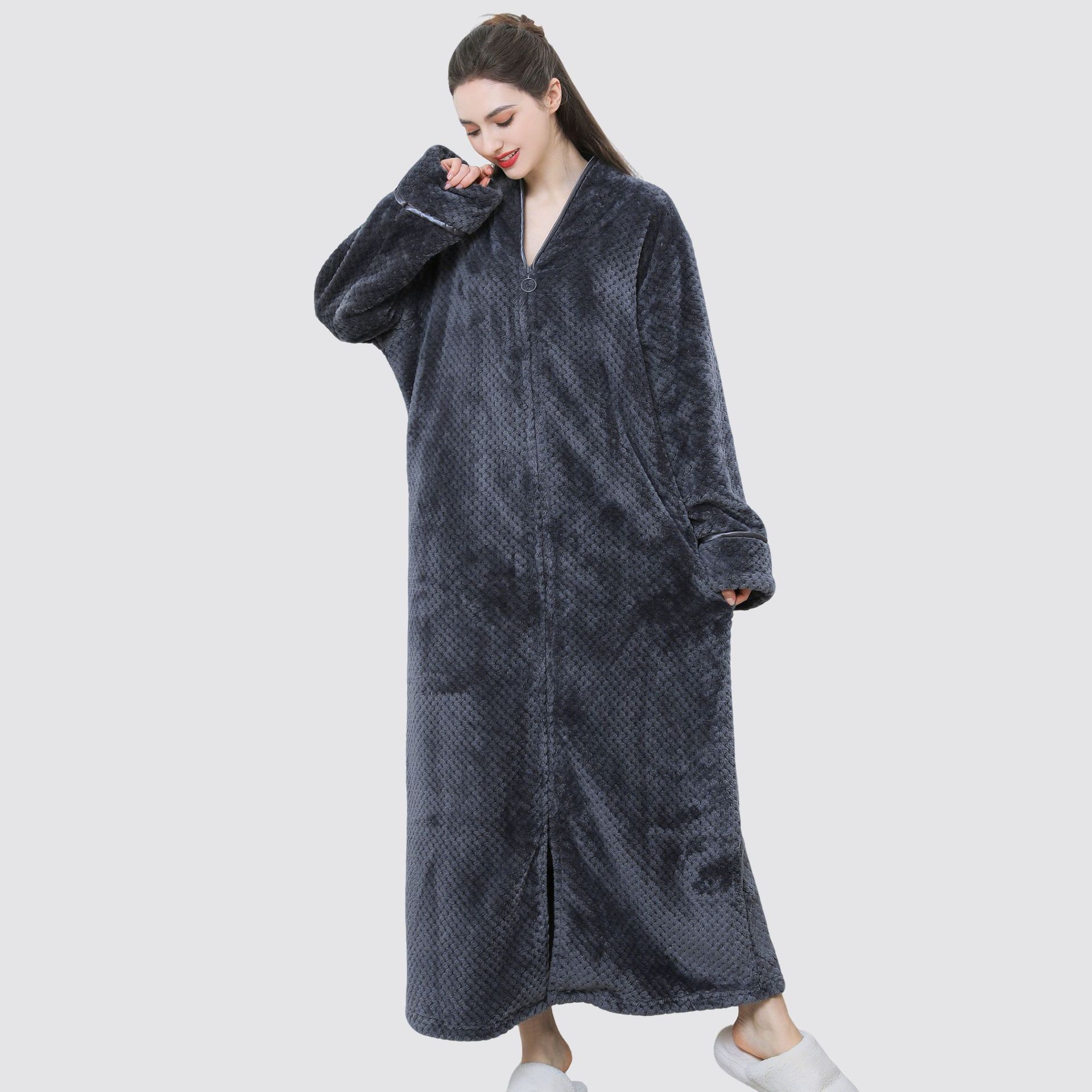 Bata de franela en stock, de invierno, de forro polar coral grueso, de manga larga, talla grande, exclusivamente para ventas transfronterizas, camisón con capucha al por mayor de fábrica.
