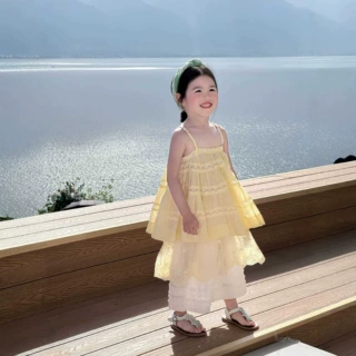 度假风韩版女童吊带裙2026夏款裙子黄色重工蕾丝花边拼接连衣裙