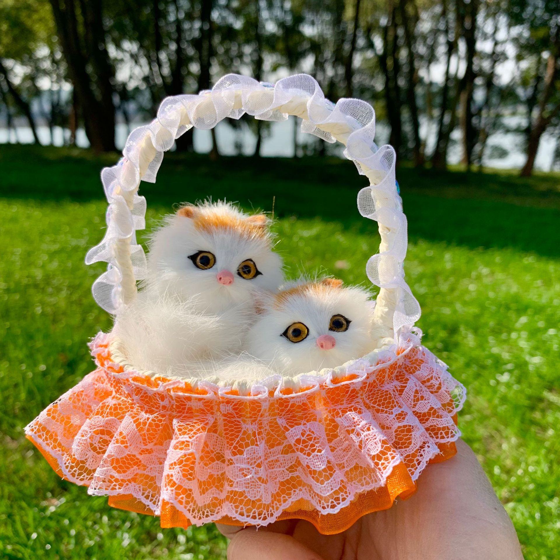 Panier en dentelle orange mère et enfant chat