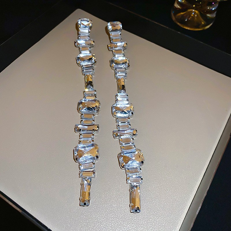 Pendientes de borla de hojas de diamantes súper parpadeantes de plata Pendientes de temperamento de moda Pendientes de diseño de nicho femenino Lujo ligero y de alta gama