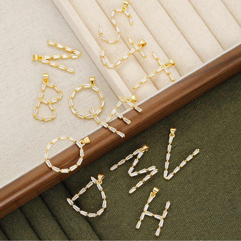 Venta caliente transfronteriza nuevo estilo de cobre con incrustaciones de circón 26 letras inglesas collar colgante T cuadrado de bambú letra cadena de clavícula femenina