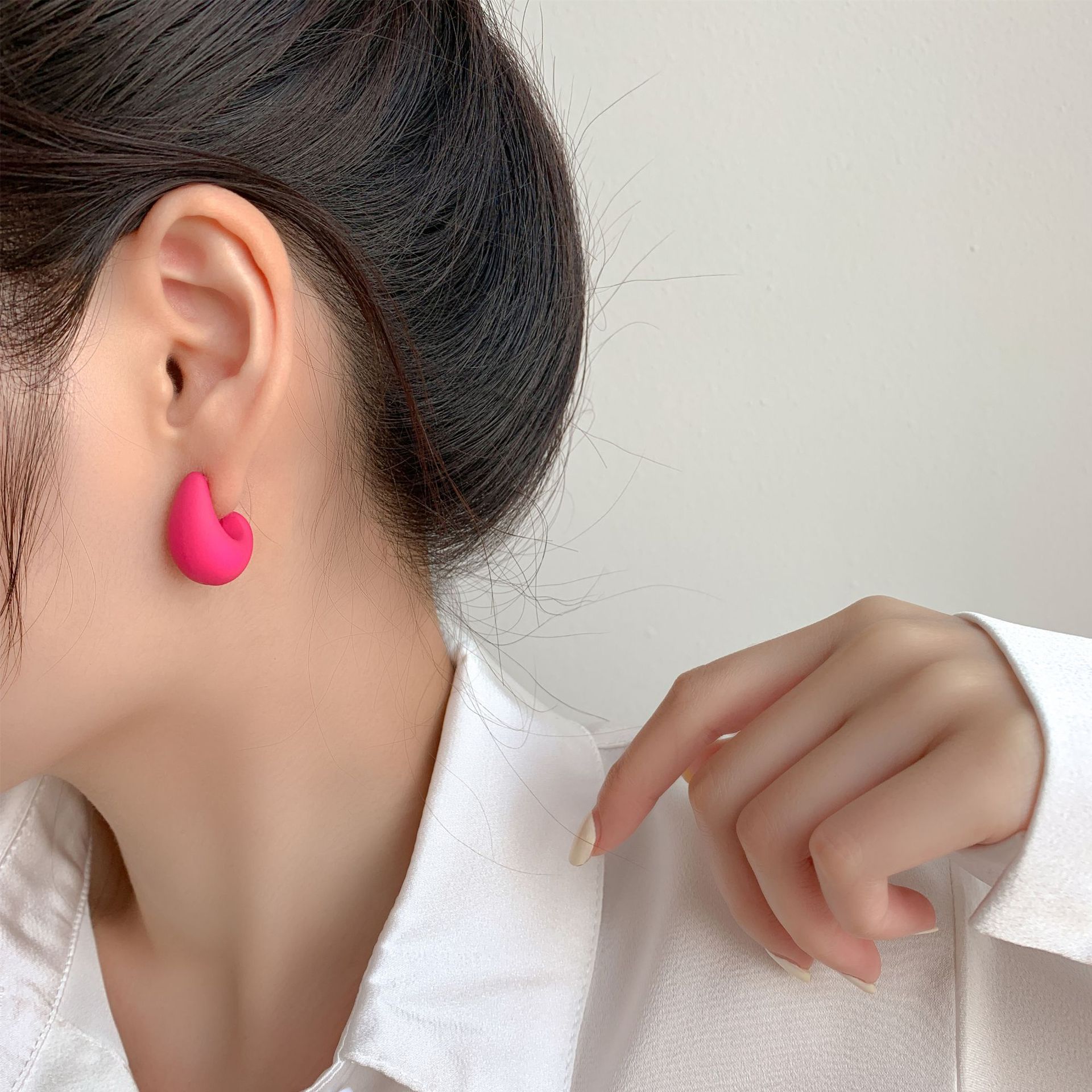 Oversized Sculptural Clear Acrylic Clip-on Earrings Modern Design_voghion.com