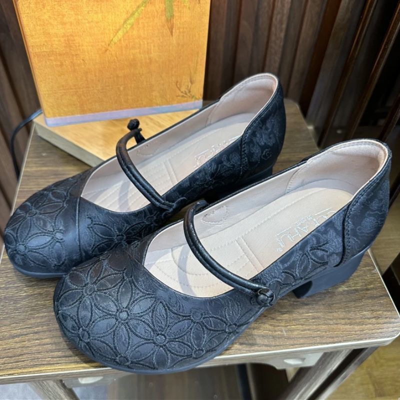 Primavera y verano nuevos zapatos chinos de estilo nacional, madre poco profunda cheongsam, zapatos bordados de mujer, negro, beige blanco, otoño