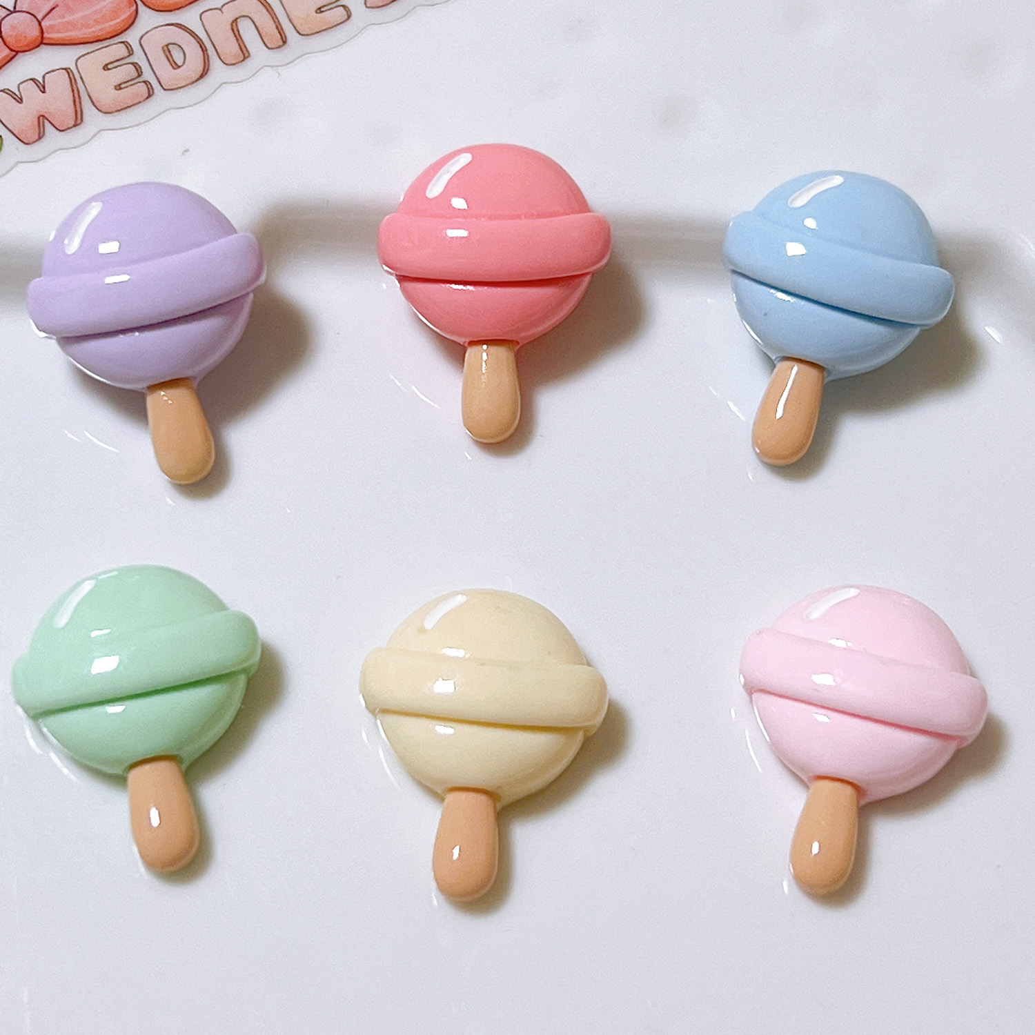 Accesorios de resina de helado transfronterizos de color gelatina piruita DIY adornamiento de cabello pegamento de crema caja de teléfono móvil colgante botón de zapato, etc.