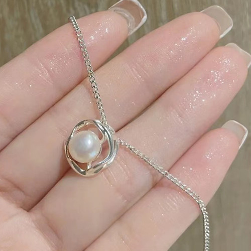 Japanese and Korean Minimalist Pearl Necklace for Women, Unique Design, High-End Geometric Pearl Titanium Steel Necklace Accessory for Wholesale