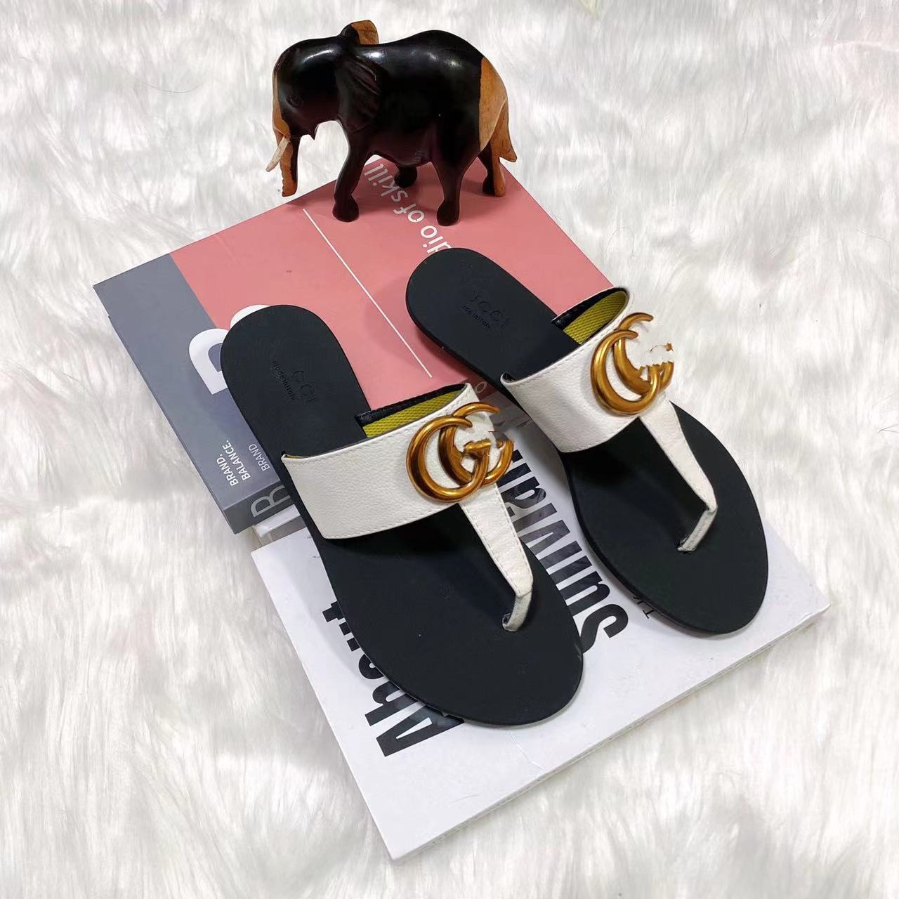 Spot GG hardware decorativo chanclas zapatos planos de verano 2024 sandalias de mujer de moda europea y americana sandals