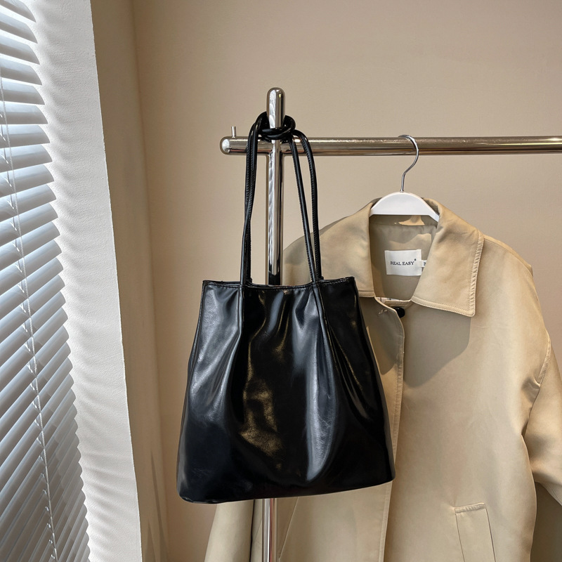 Bolso de hombro simple de diseño de nicho coreano para damas 2024 invierno nuevo bolso de moda de gran capacidad retro